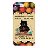 PERSONALIZED NEVER UNDERESTIMATE AN OLD WOMAN WITH CATS AND CROCHET SKILLS PHONECASE VHTQ1403