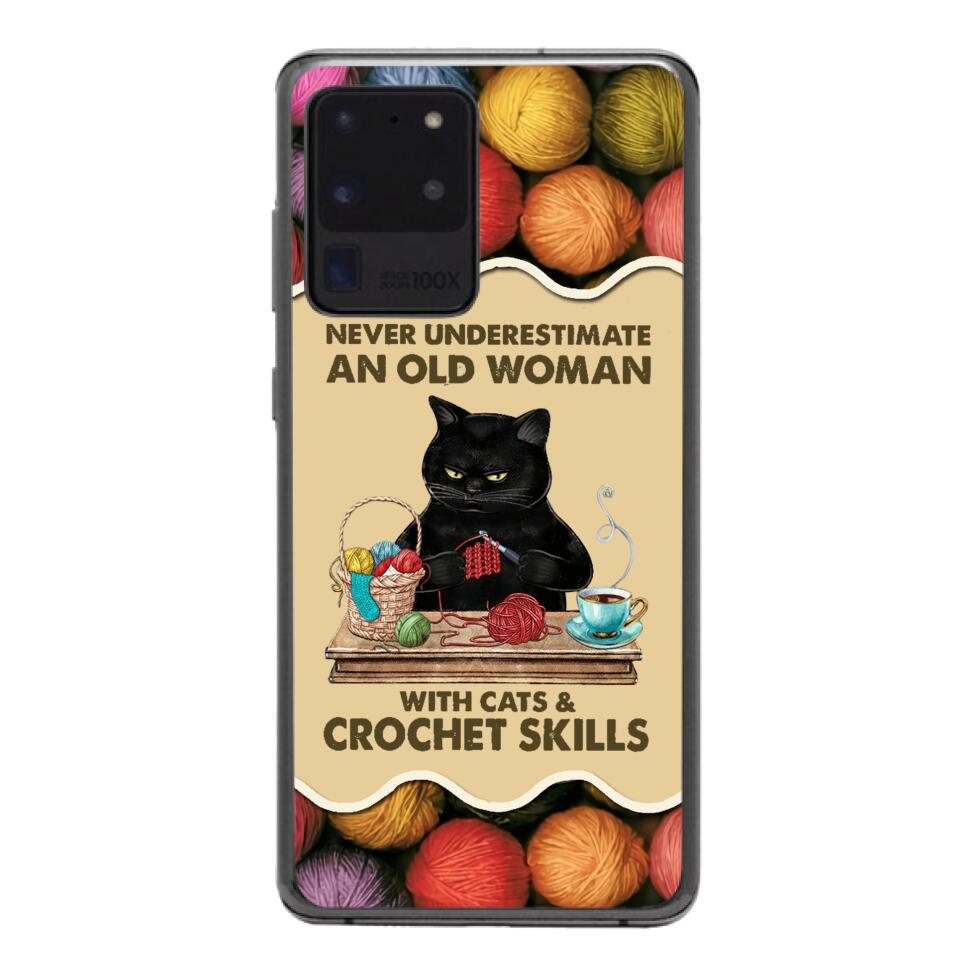 PERSONALIZED NEVER UNDERESTIMATE AN OLD WOMAN WITH CATS AND CROCHET SKILLS PHONECASE VHTQ1403