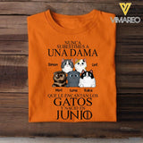PERSONALIZED NUNCA SUBESTIMES A UNA DAMA QUE LE ENCANTAN LOS GATOS JUNIO TSHIRT QTTQ0504