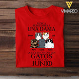 PERSONALIZED NUNCA SUBESTIMES A UNA DAMA QUE LE ENCANTAN LOS GATOS JUNIO TSHIRT QTTQ0504