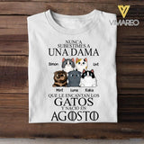 PERSONALIZED NUNCA SUBESTIMES A UNA DAMA QUE LE ENCANTAN LOS GATOS AGOSTO TSHIRT QTTQ0504