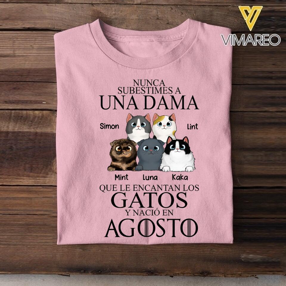 PERSONALIZED NUNCA SUBESTIMES A UNA DAMA QUE LE ENCANTAN LOS GATOS AGOSTO TSHIRT QTTQ0504