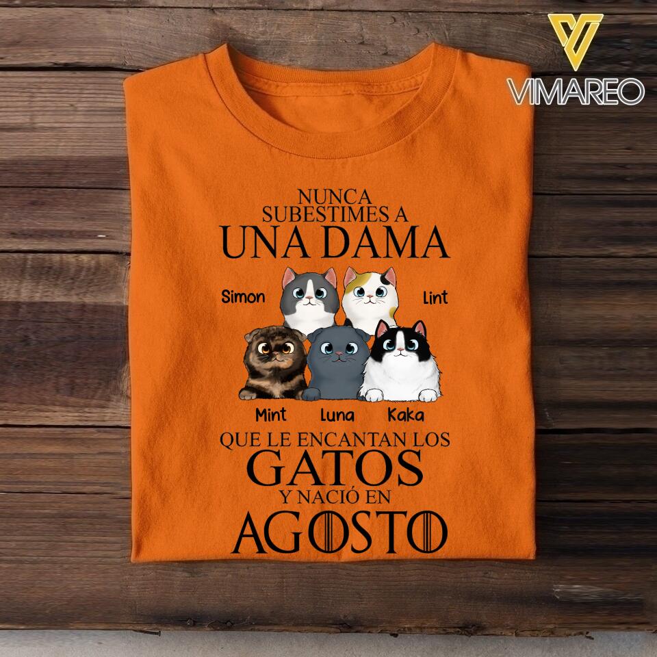 PERSONALIZED NUNCA SUBESTIMES A UNA DAMA QUE LE ENCANTAN LOS GATOS AGOSTO TSHIRT QTTQ0504