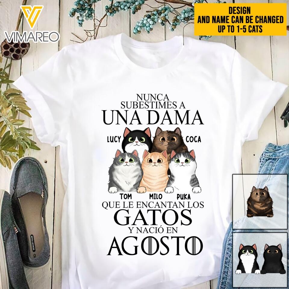 PERSONALIZED NUNCA SUBESTIMES A UNA DAMA QUE LE ENCANTAN LOS GATOS AGOSTO TSHIRT QTTQ0504