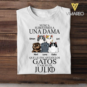 PERSONALIZED NUNCA SUBESTIMES A UNA DAMA QUE LE ENCANTAN LOS GATOS JULIO TSHIRT QTTQ0504