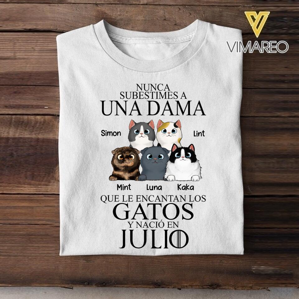 PERSONALIZED NUNCA SUBESTIMES A UNA DAMA QUE LE ENCANTAN LOS GATOS JULIO TSHIRT QTTQ0504